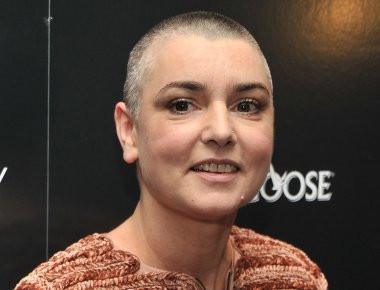 Βίντεο: Η Sinead O'Connor εμφανίζεται για μια ακόμη φορά καταρρακωμένη